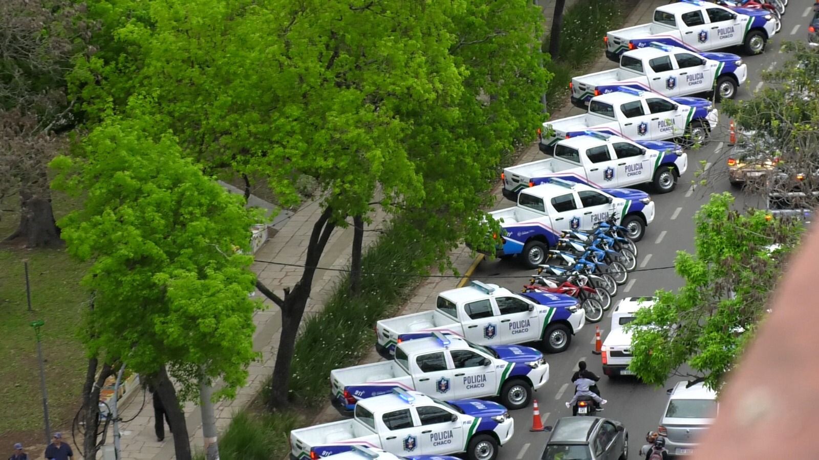 EL GOBERNADOR ZDERO ENTREGÓ PATRULLEROS Y MOTOS PARA COMISARÍAS DE RESISTENCIA Y EL INTERIOR