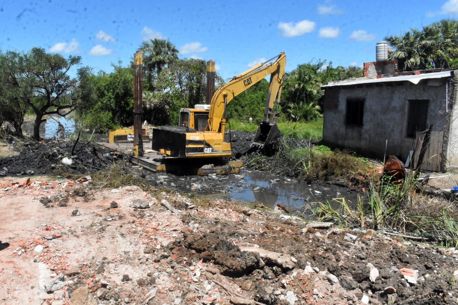 PUERTO VILELAS: VIALIDAD PROVINCIAL DESOBSTRUYE DESAGÜES PARA MITIGAR LOS EFECTOS DE EL NIÑO