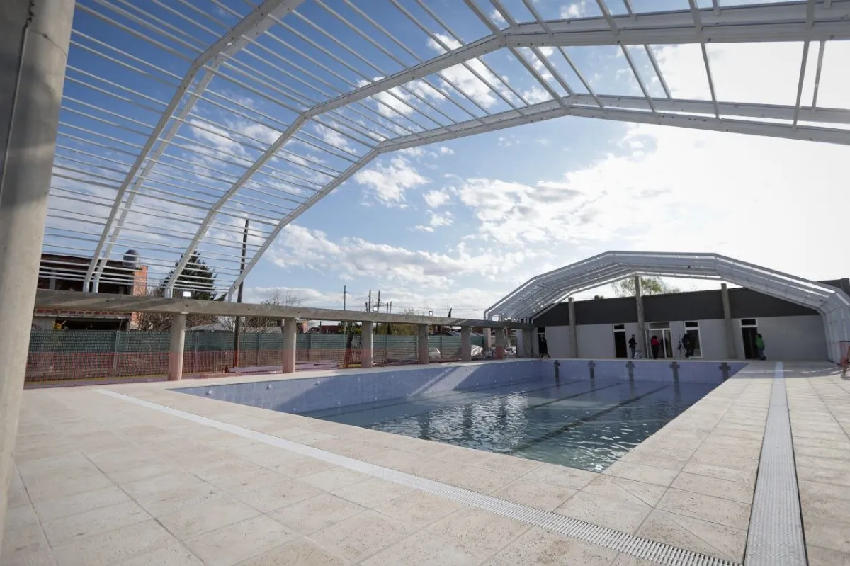 Quilmes Gestión: Mayra Mendoza recorrió obras de pavimentos en la zona oeste e inauguró un natatorio municipal