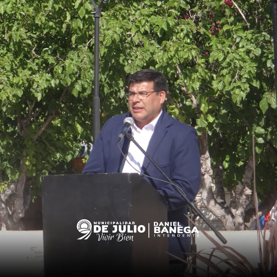 Se llevó adelante un emotivo acto protocolar en Plaza Independencia, proseguido por la Celebración de la Palabra en la parroquia Nuestra Señora del Rosario y una exhibición de danzas típicas por la celebración de los 111 años de 9 de Julio