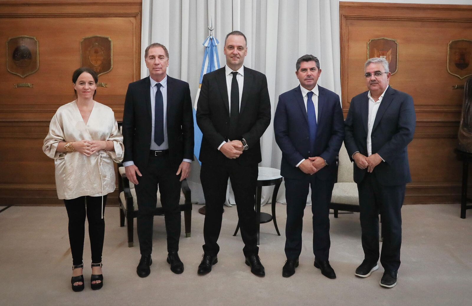 Santilli aterriza en San Juan y se activa una negociación clave por reformas y minería