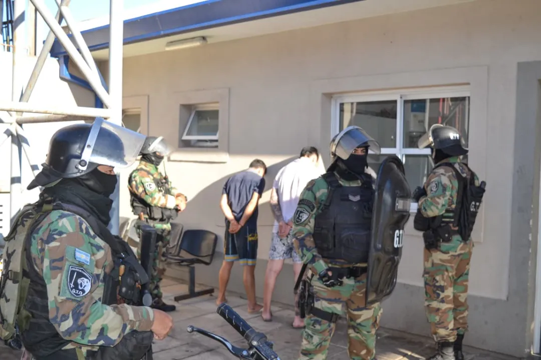 ALLANAMIENTO PUJOL 1.webp La Policía de Corrientes realizó siete allanamientos en diversas viviendas del barrio Pujol