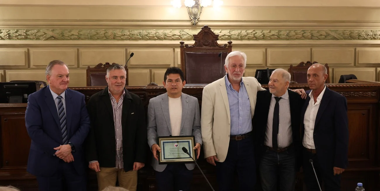 El Senado reconoció al Pulga Rodríguez por su legado deportivo