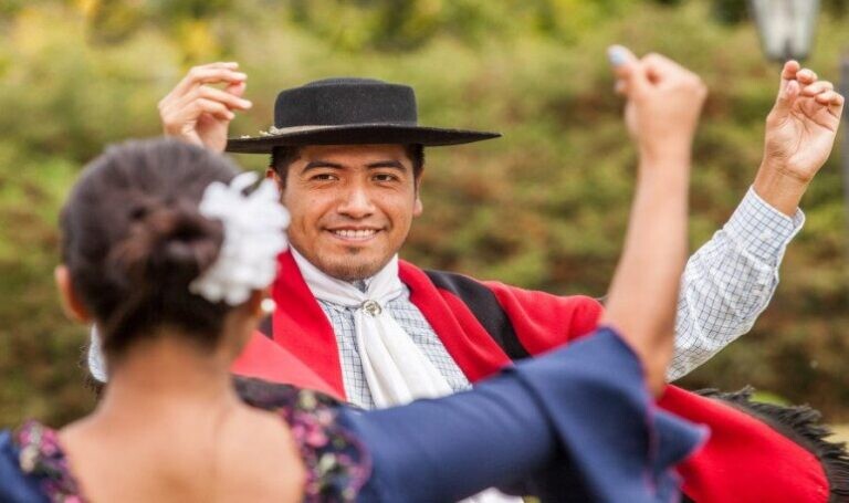 El 7 de abril se celebra el Día Nacional de la Zamba en honor a la emblemática zamba «La 7 de abril», que representa la identidad y la memoria del pueblo argentino.