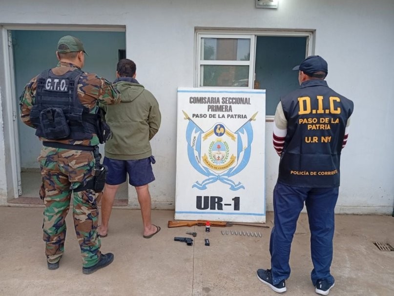 ATRAPADOS.jpg PASO DE LA PATRIA:Allanamiento: incautaron varias armas por una denuncia de amenazas