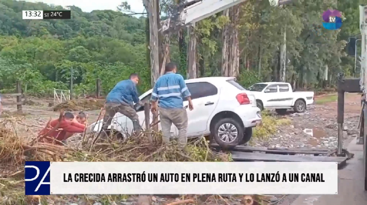 La crecida arrastró un auto en plena ruta y lo dejó hundido dentro del canal La crecida arrastró un auto en plena ruta y lo dejó hundido dentro del canal