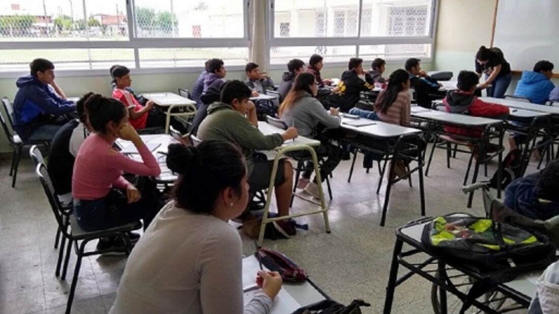 Adolescentes-colegio-1100x619.jpg En Salta, solo 8 de cada 100 estudiantes completan la secundaria en tiempo y forma