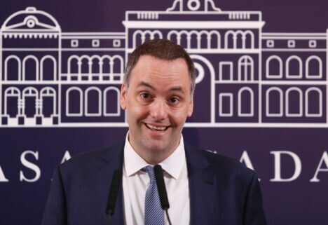 ¿Se cae Adorni? El escándalo de corrupción parece llevarlo a un destino anunciado: FIN