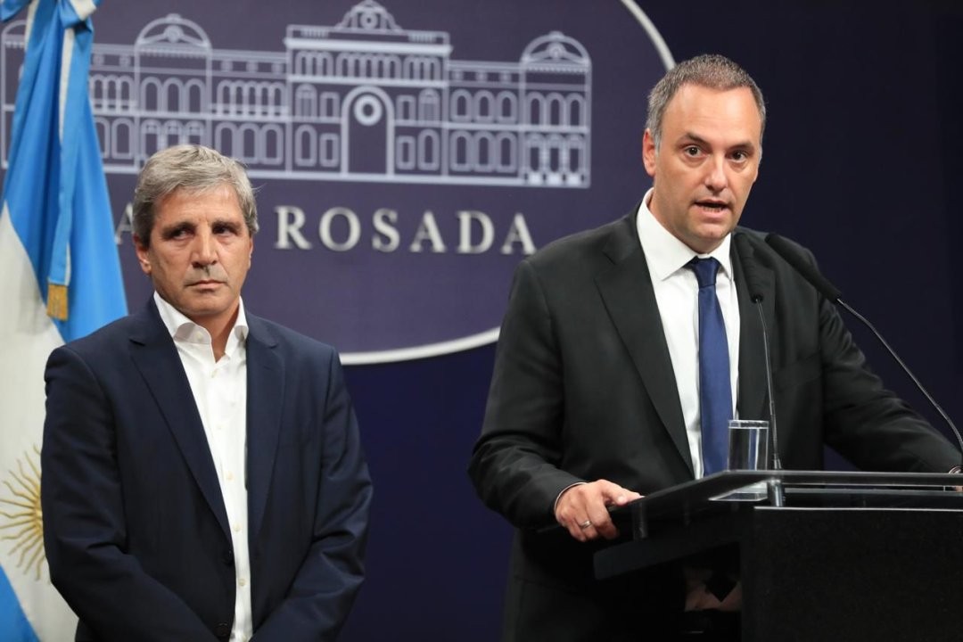 Adorni Caputto.jpeg «Tus Dólares, Tu Decisión»: El Gobierno Lanza Plan para Blanquear Ahorros y Mover US0 Mil Millones «Bajo el Colchón»