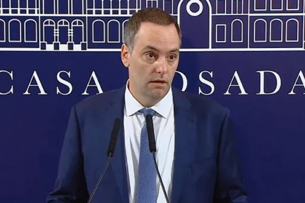 Adorni.jpg Hospitales públicos y las universidades podrán cobrarles a los extranjeros