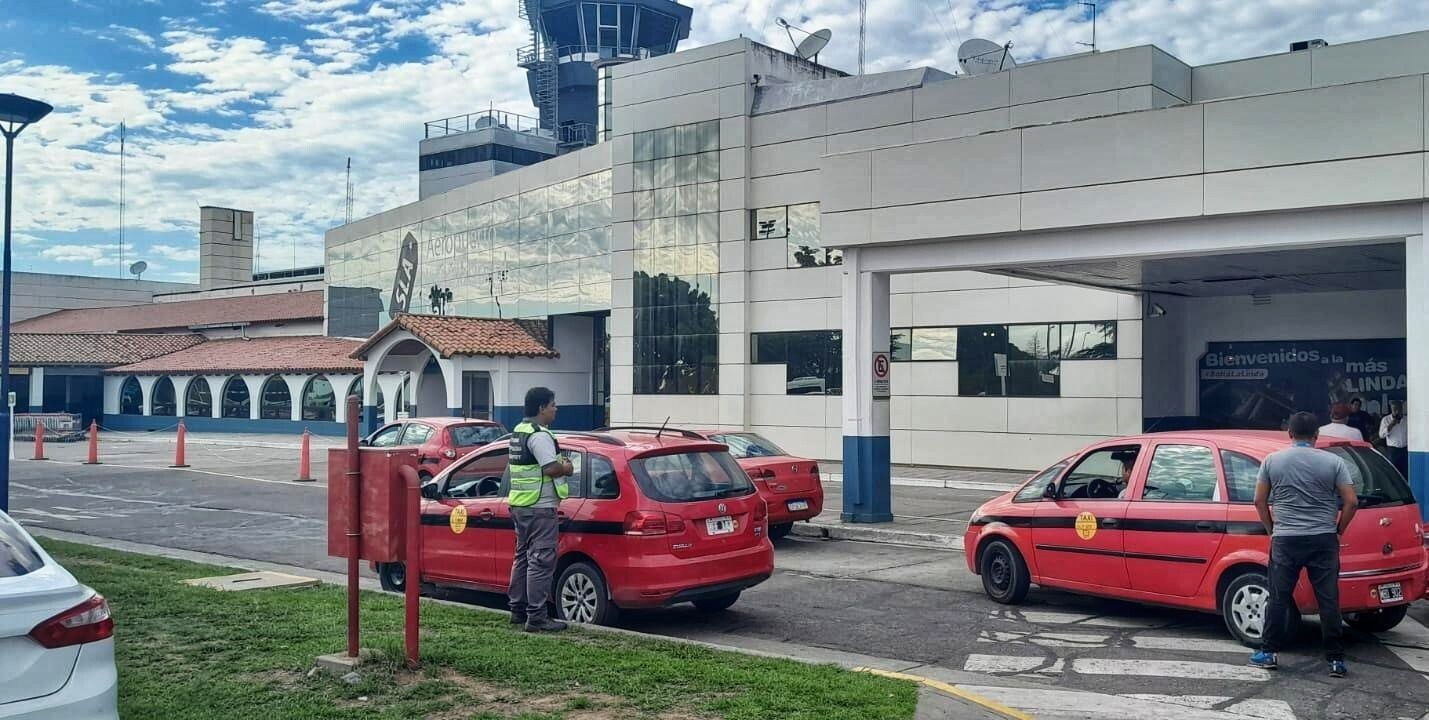 Aeropuerto.jpg La AMT deja sin efecto el cupo de taxis en el aeropuerto de Salta