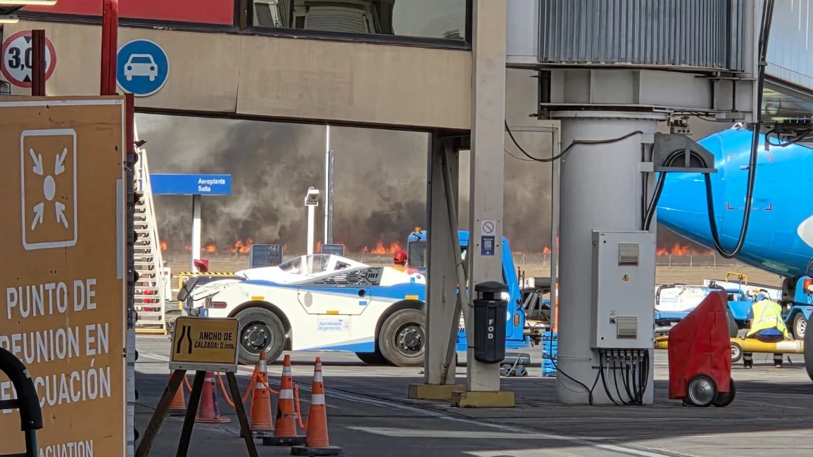 Aeropuerto.webp Impresionante incendio de pastizales cerca del aeropuerto de Salta: una enorme columna de humo generó alarma