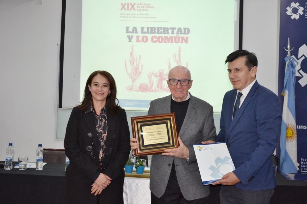 Antonio Kinen (centro) junto al decano Marcelino Ledesma y la vicedecana Sandra Moreira..jpeg HUMANIDADES LANZA LIBRO DIGITAL CON APORTES DE FILÓSOFOS DE TODO EL PAÍS