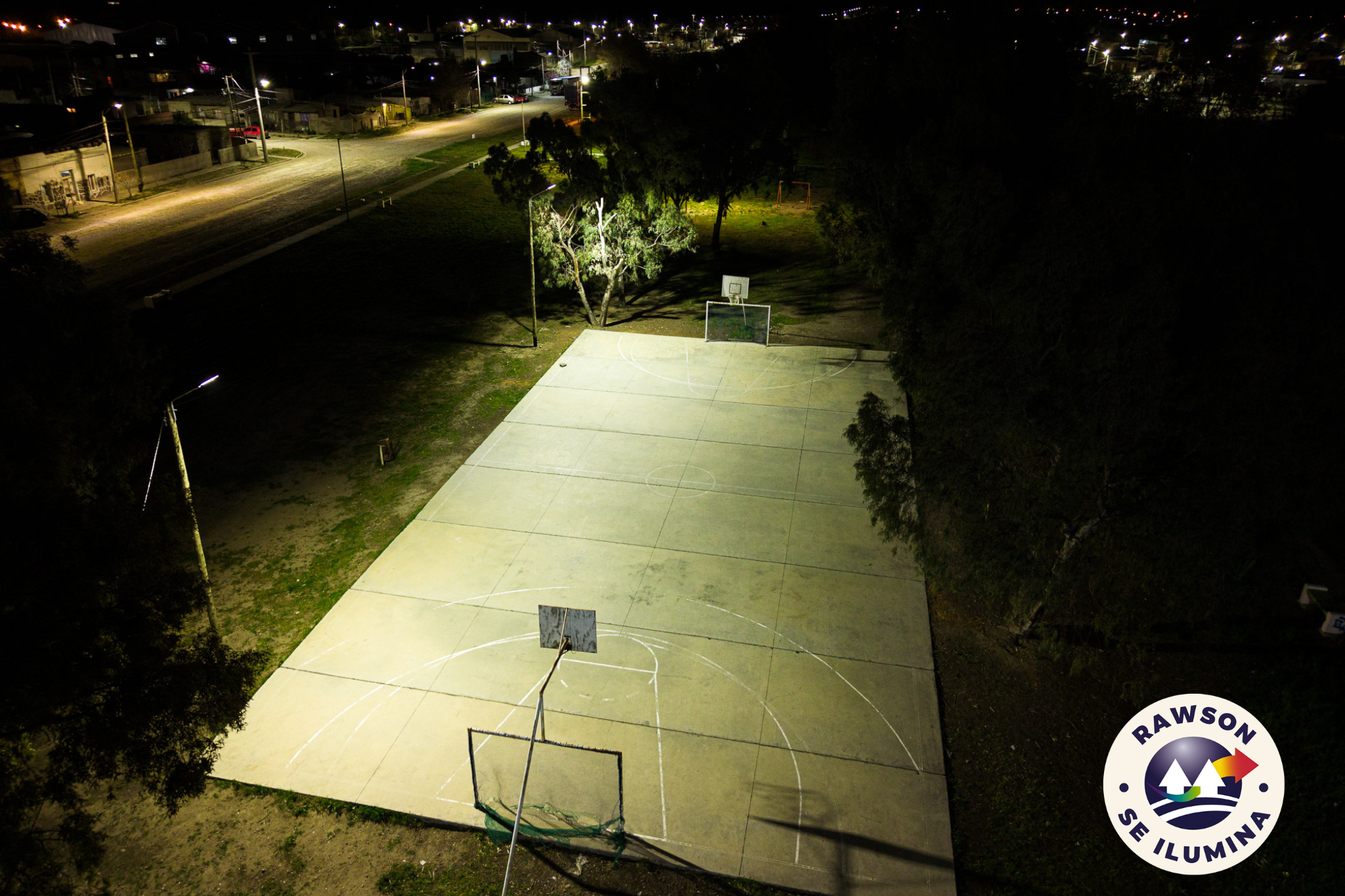 Vecinos del barrio Hunt disfrutan del playón deportivo con nueva iluminación LED