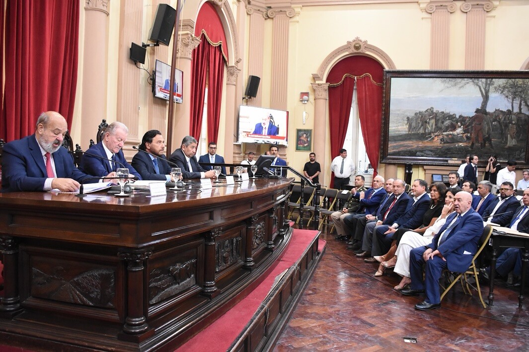 Asumen-Diputados-y-Senadores