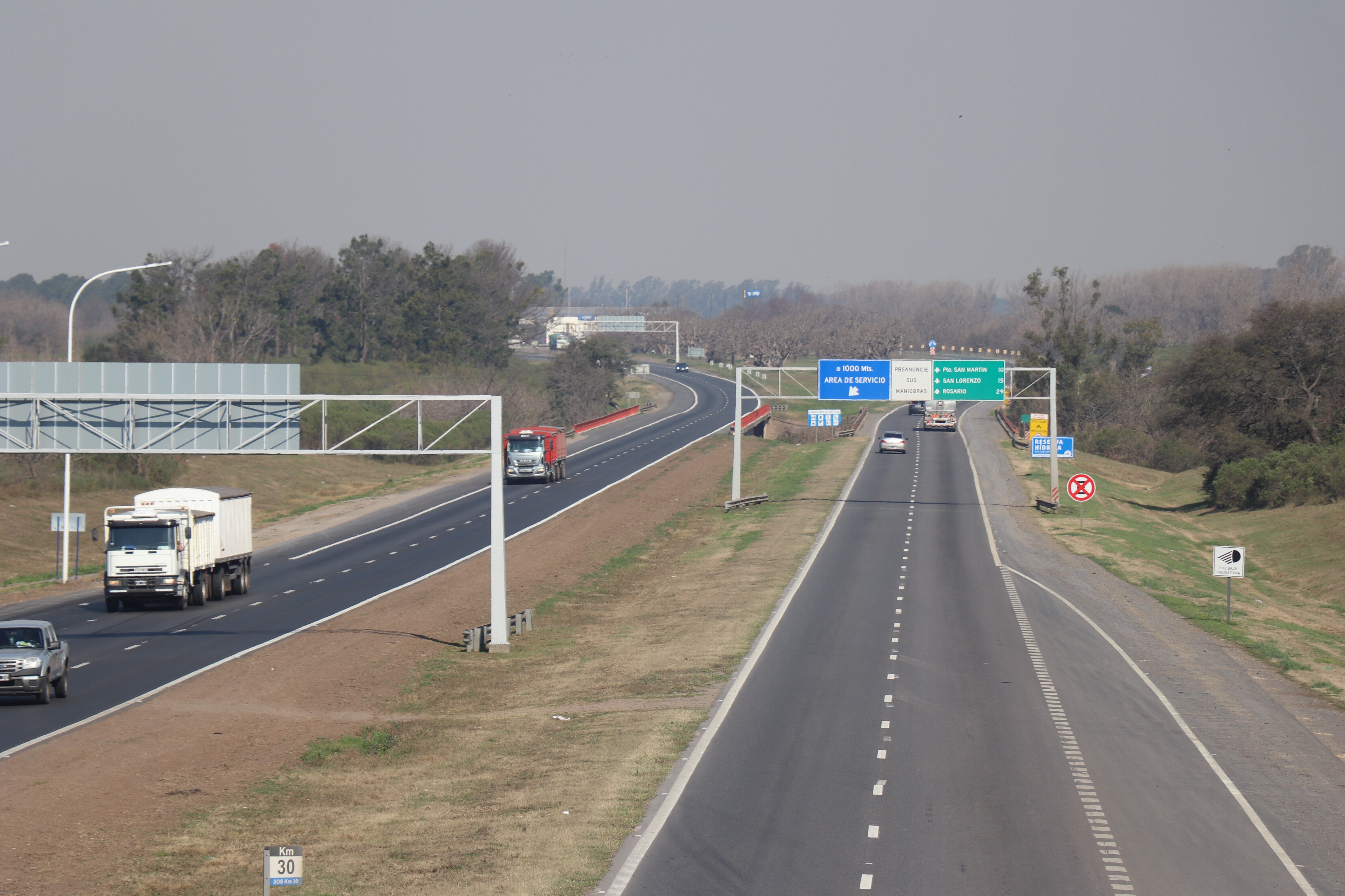 Restringen el tránsito pesado en el KM 0 de la Autopista Rosario – Santa Fe por tareas de calibración