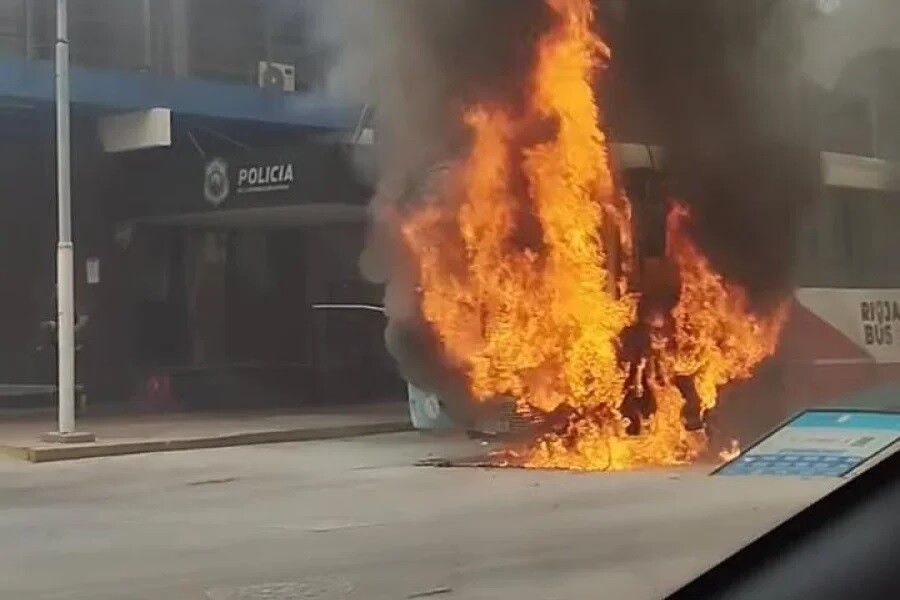 B.jpg Incendio de un colectivo de Rioja Bus