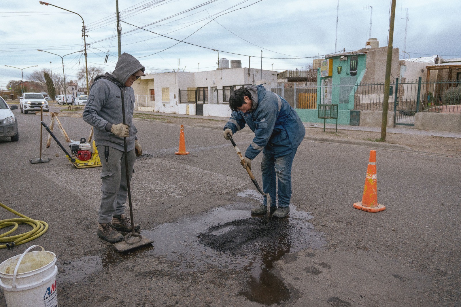 Rawson prueba técnicas de nuevo material asfáltico para optimizar el bacheo urbano