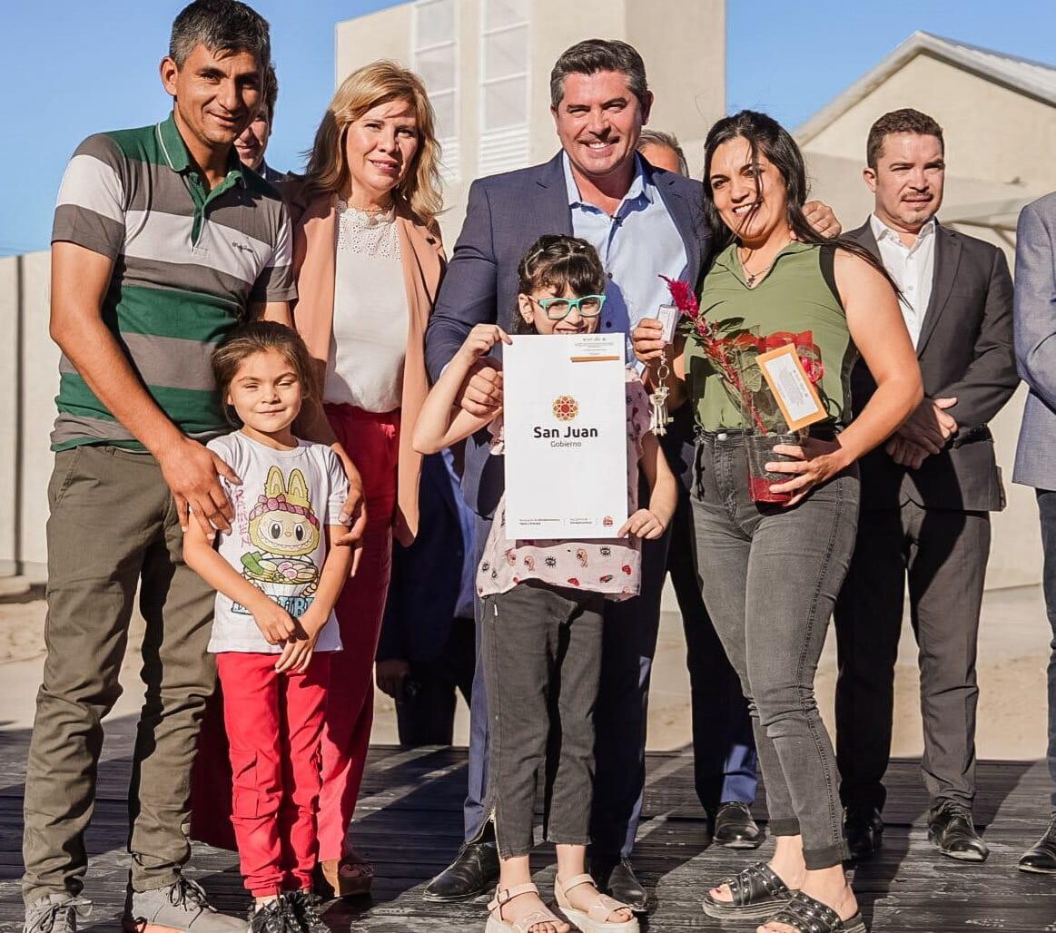 En Jáchal, Orrego entregó 83 viviendas, anunció un pavimento clave y reafirmó el compromiso con la producción sanjuanina