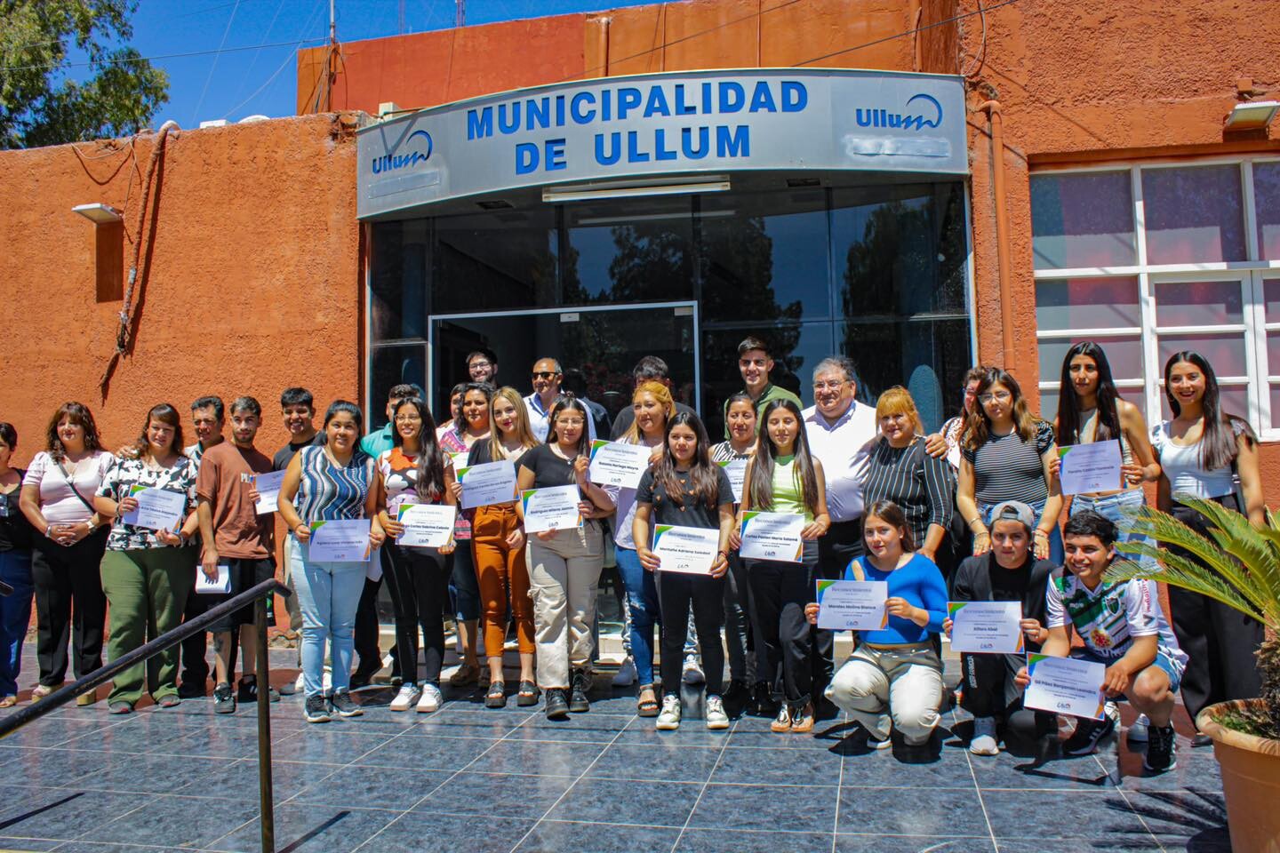 El intendente de Ullum,David Dominguez hizo entrega de la Beca Minera a estudiantes del departamento.