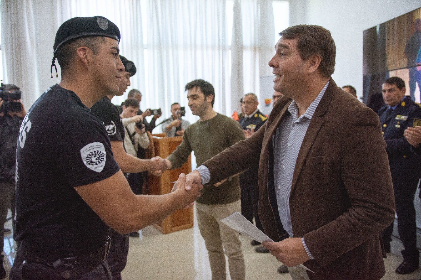 Biss acompaño la entrega de certificados a agentes policiales capacitados
