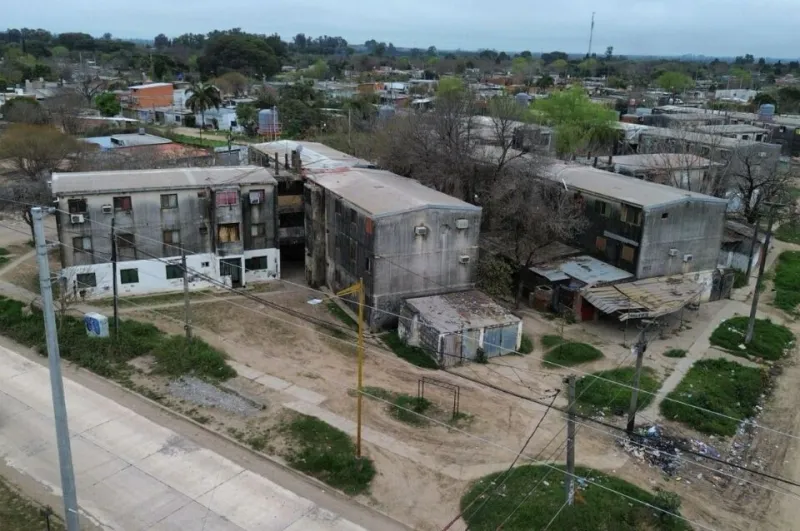 Barrio Acería: comienzan a demoler edificios con riesgo de derrumbe