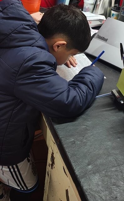 Benja Firmando.jpg Concretándose sueños