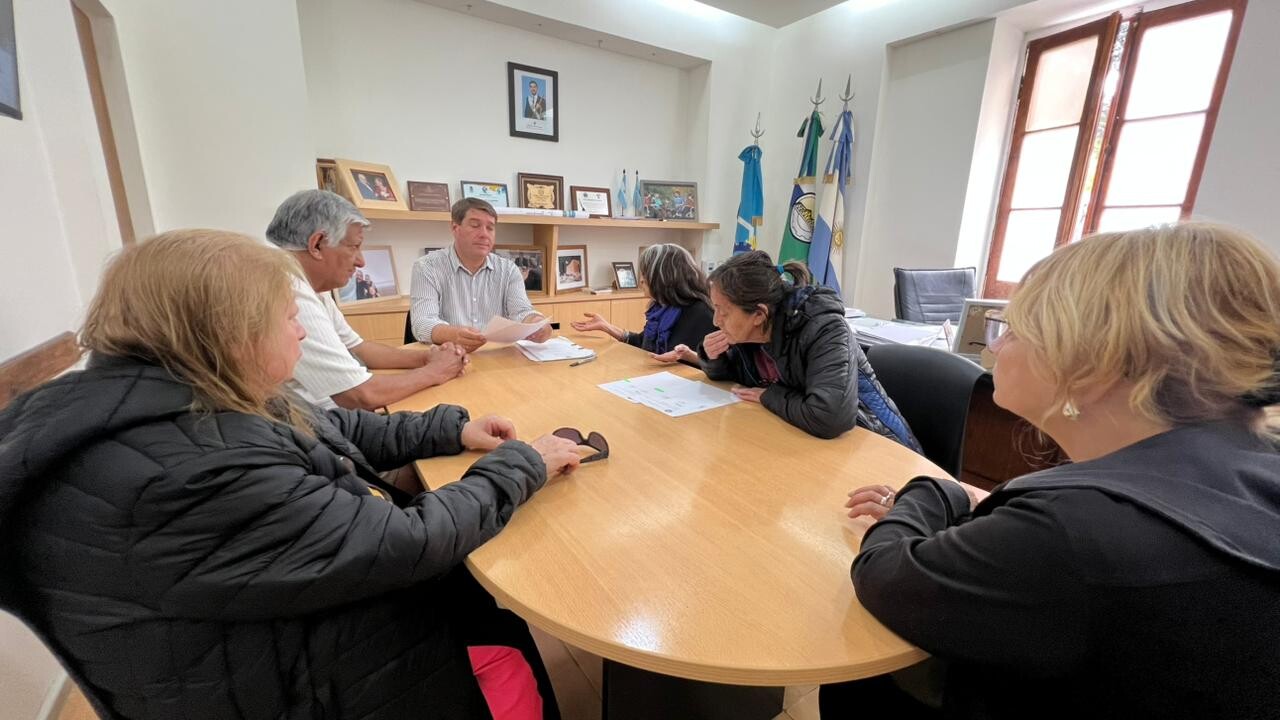 Biss se reunió con representantes del Club de Amigos Adultos Mayores de Rawson.jpeg Biss se reunió con representantes del Club de Amigos Adultos Mayores de Rawson