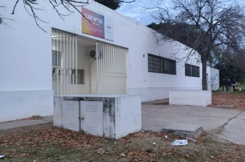Encontraron una pistola cargada en la puerta del CAF 25