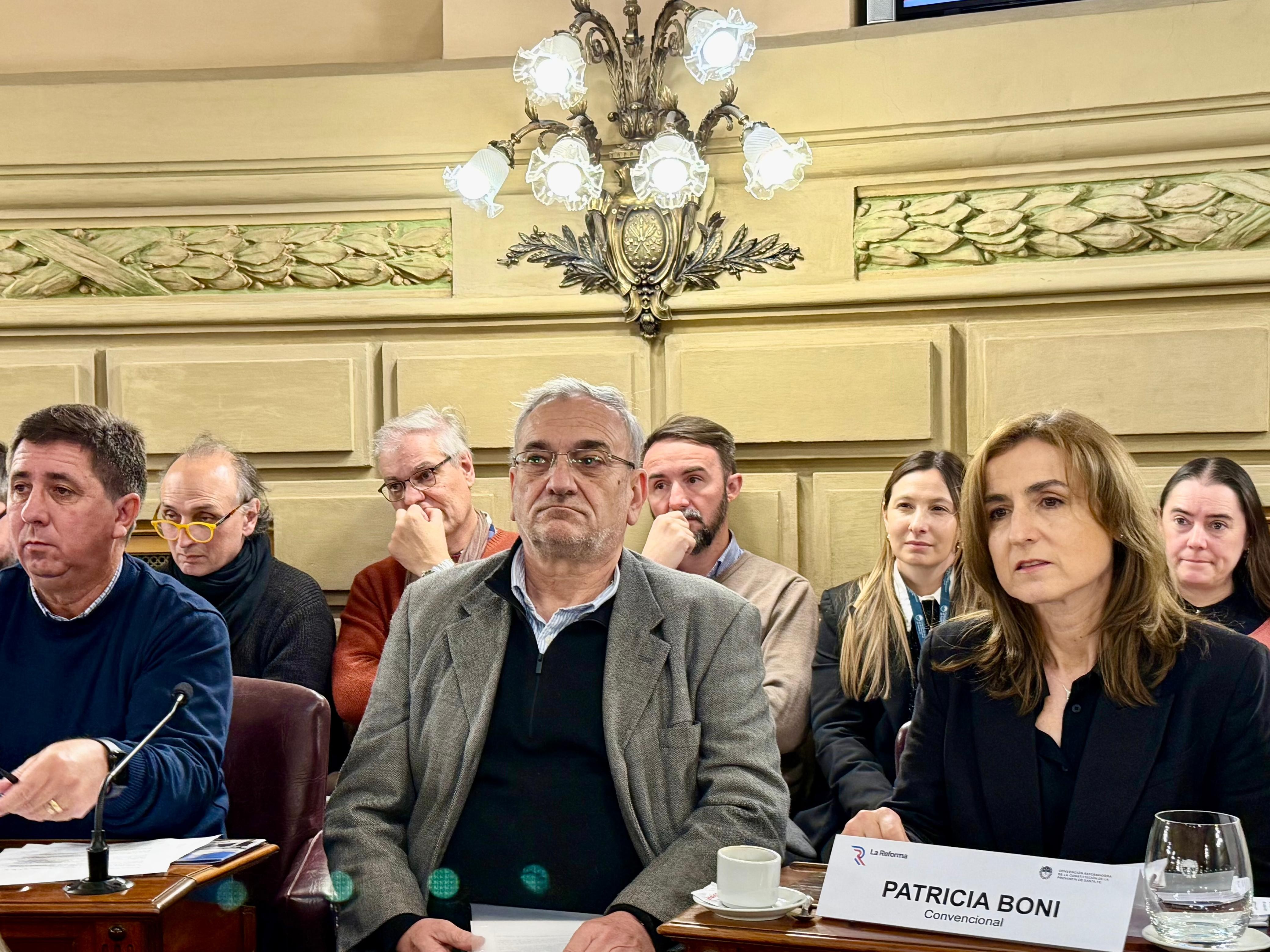 CALVO EN SU PARTICIPACIÓN EN LA COMISIÓN DE PODER LEGISLATIVO Y PODER EJECUTIVO DEBATIÓ TEMAS RELEVANTES PARA EL FUTURO POLÍTICO DE LA PROVINCIA DE SANTA FE