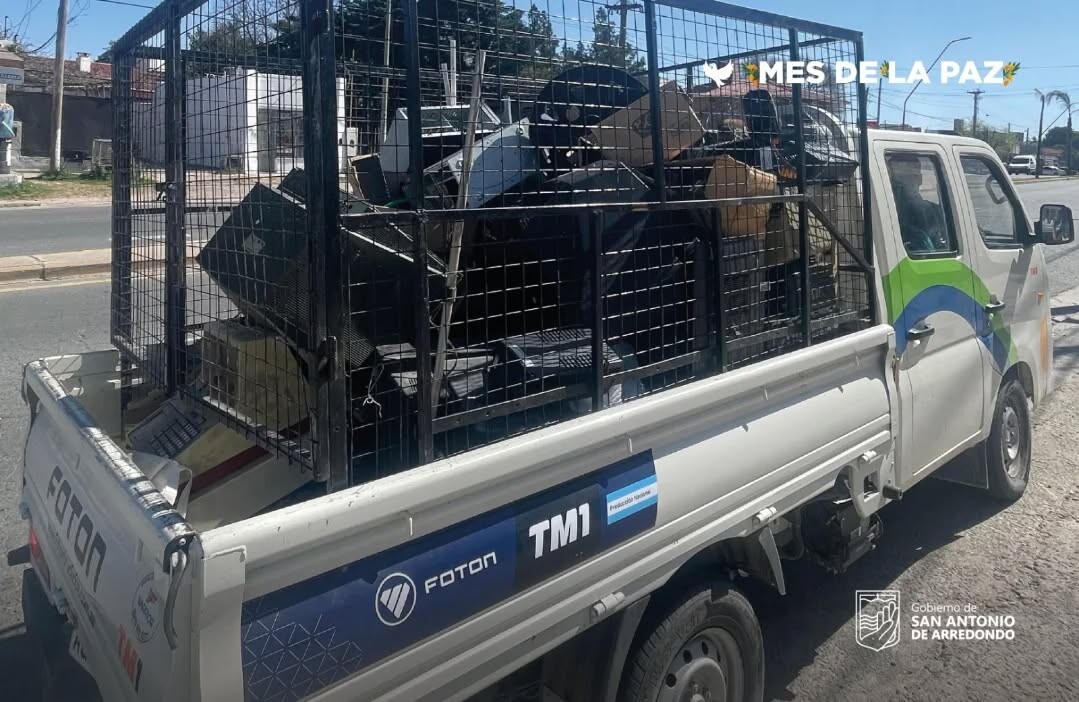 CAMION MUNICIPALIDAD.jpeg Lo que muchos consideran basura electrónica, en San Antonio de Arredondo se transforma en oportunidades