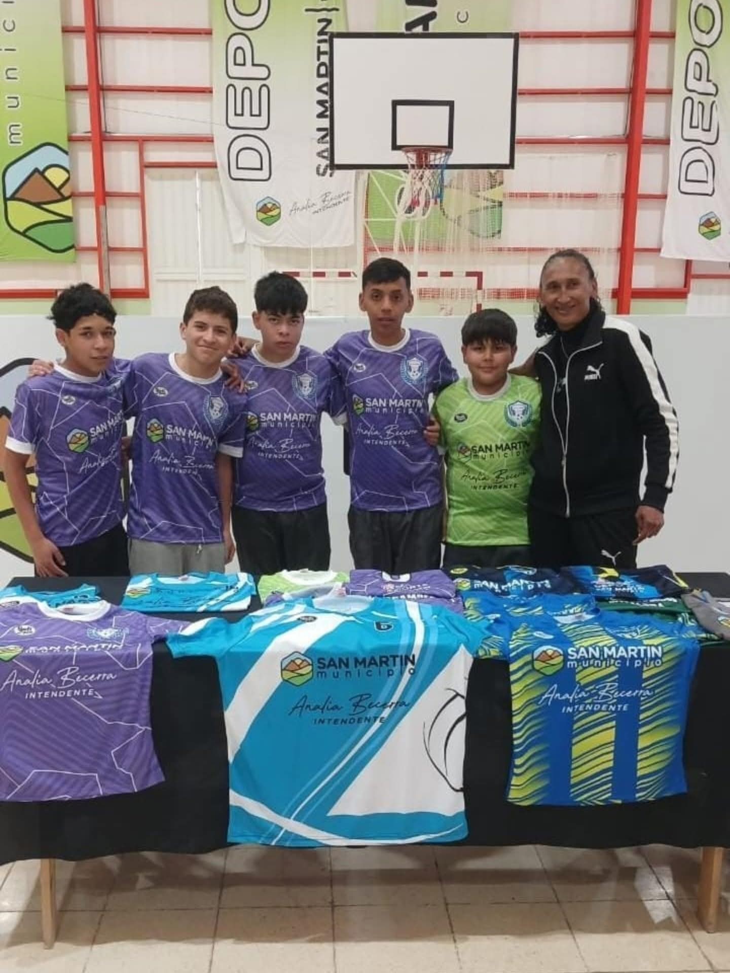 SAN MARTÍN: entregó camisetas a escuelitas de fútbol y adultos mayores