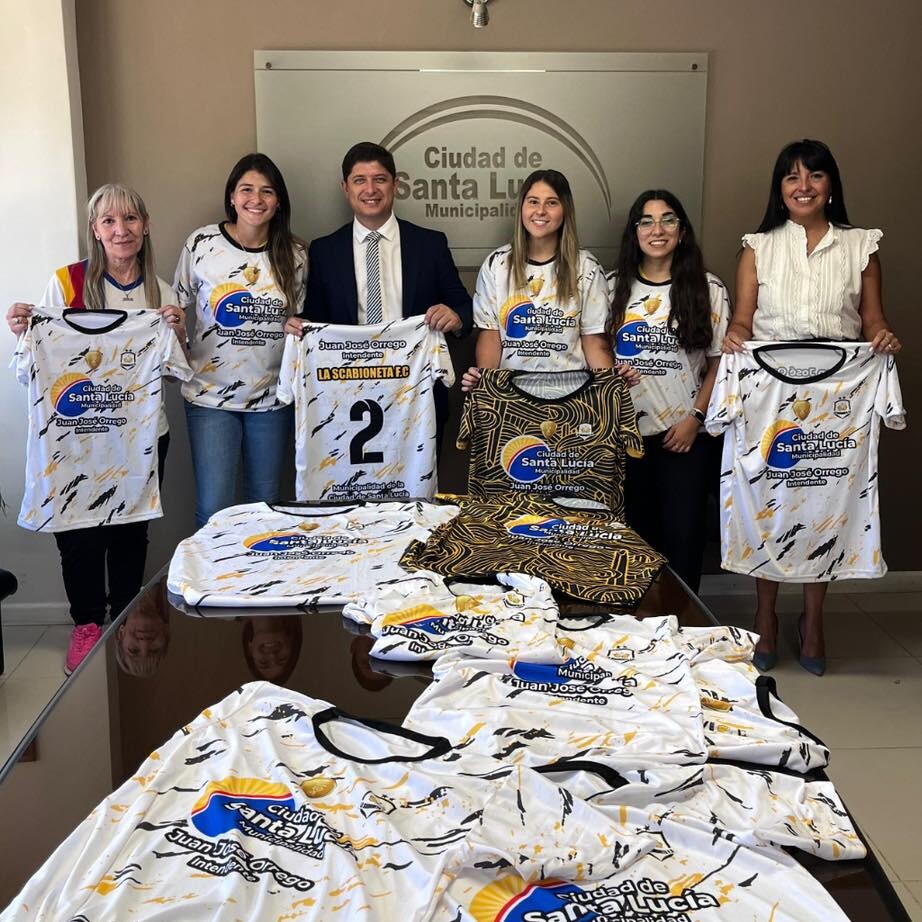El intendente de Santa Lucia,Juan Jose Orrego,recibio a parte de las representantes del equipo de fútbol La Scabioneta F.C.
