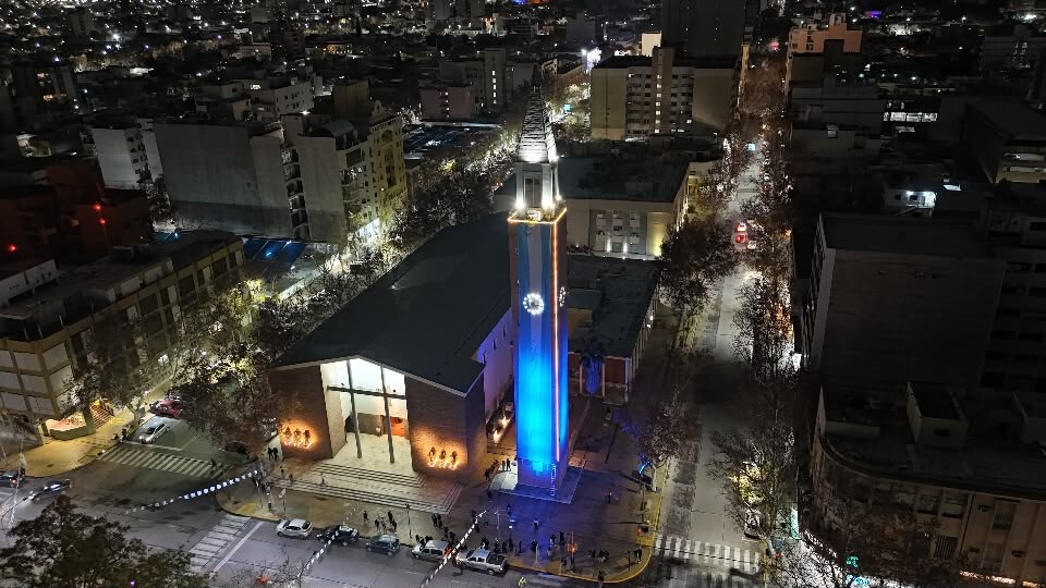 La Ciudad desplegó una gran bandera en la previa de la final del Mundial