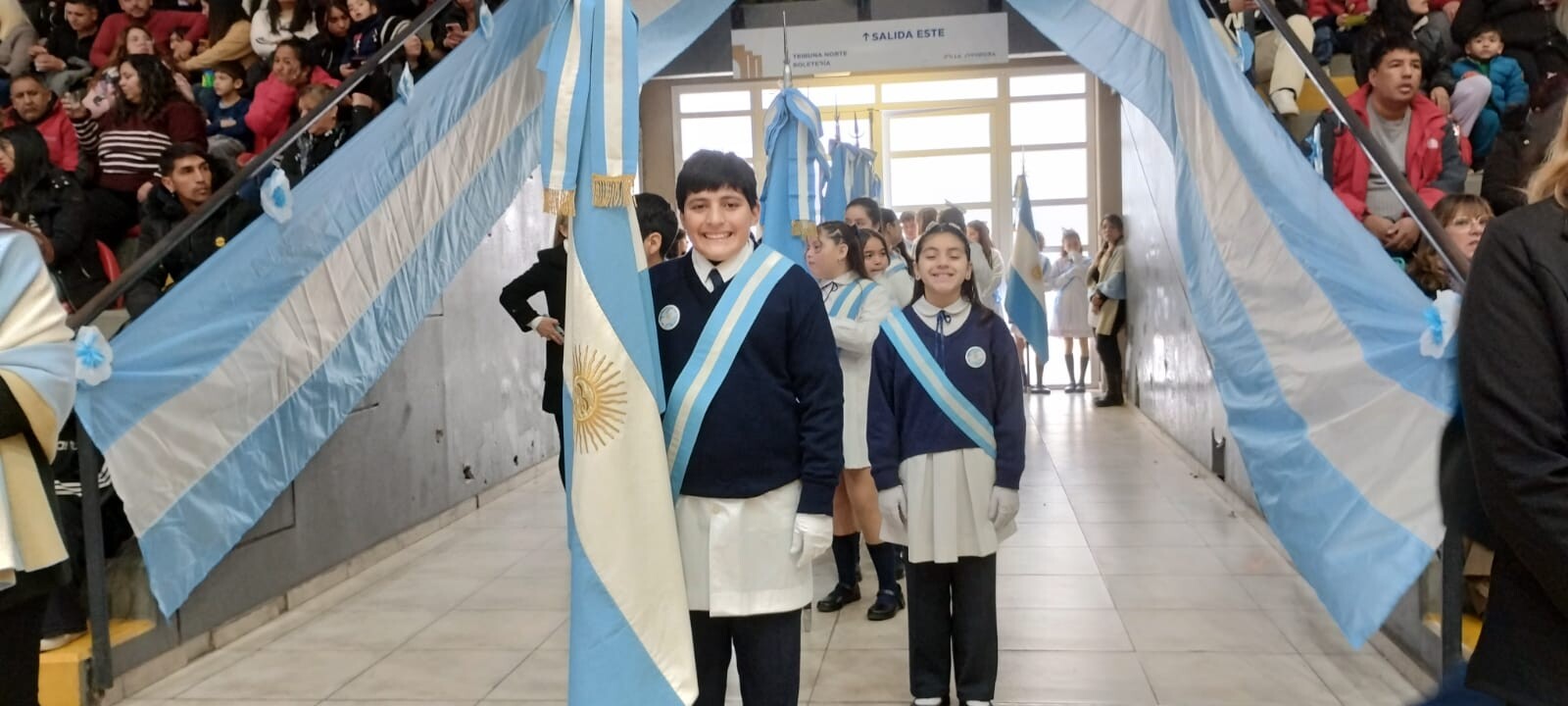 CARLOS-MUNISAGA-PROMESA-BANDERA-2.jpeg CARLOS-MUNISAGA-PROMESA-BANDERA-2.jpeg