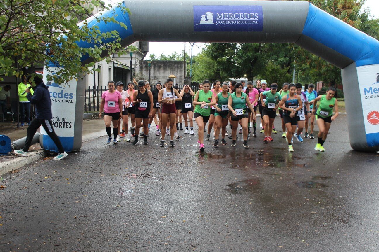 A PESAR DEL MAL TIEMPO SE CORRIÓ LA PRUEBA ATLÉTICA «MES DE LA MUJER».