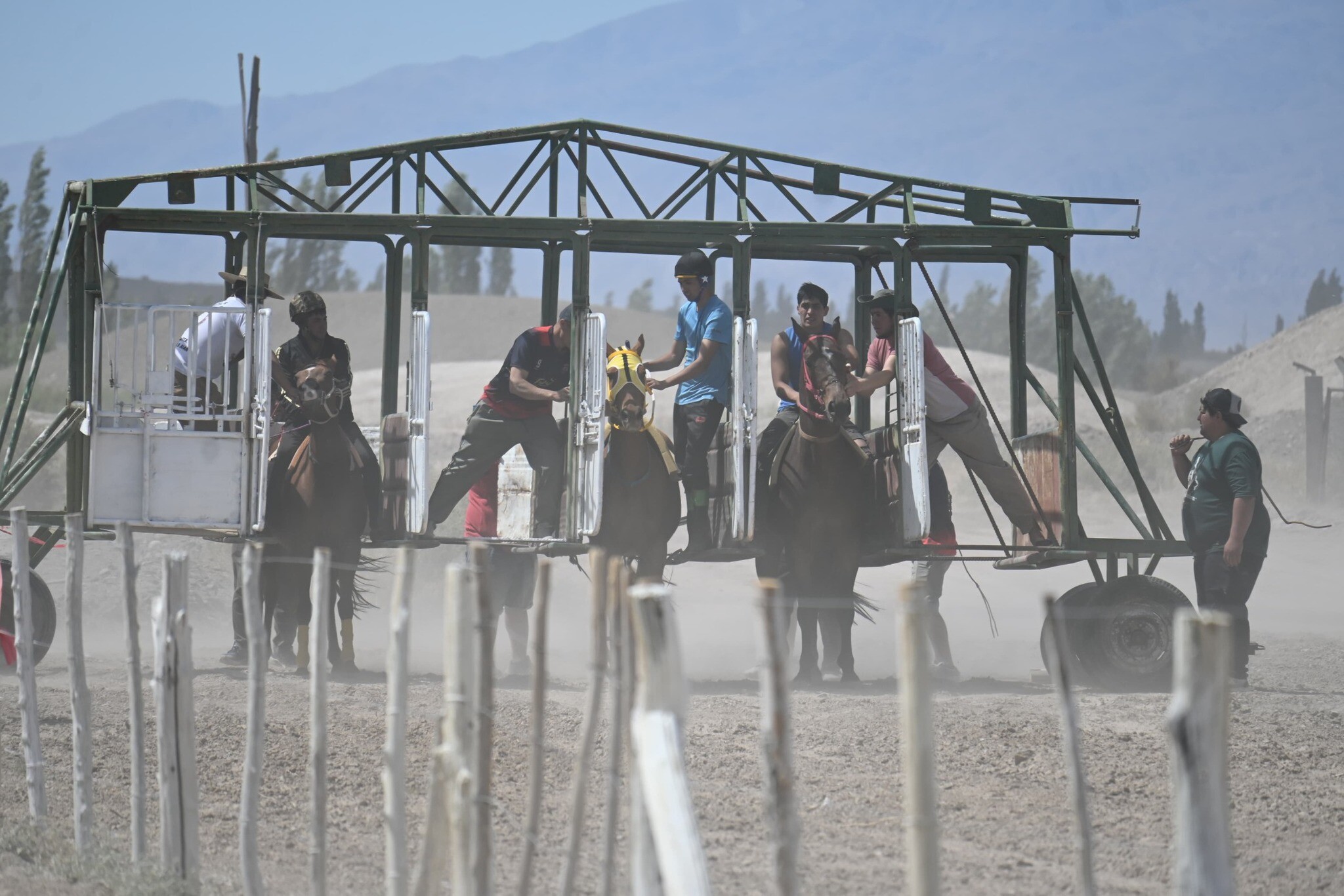 CARRERA-CADRERA.jpg IGLESIA: Carreras Cuadreras en Las Flores