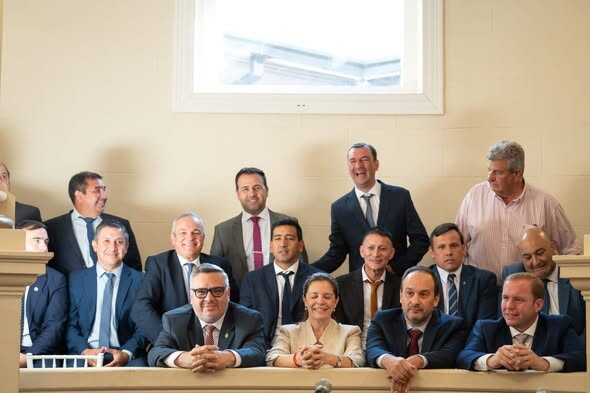 NUEVO GUIÑO DEL INTENDENTE CEMBORAIN AL GOBIERNO PROVINCIAL. ACOMPAÑÓ AL GOBERNADOR VALDÉS EN LA APERTURA DE SESIONES ORDINARIAS.