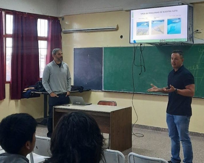 Impulsan vinculación entre la industria pesquera y estudiantes secundarios de la provincia