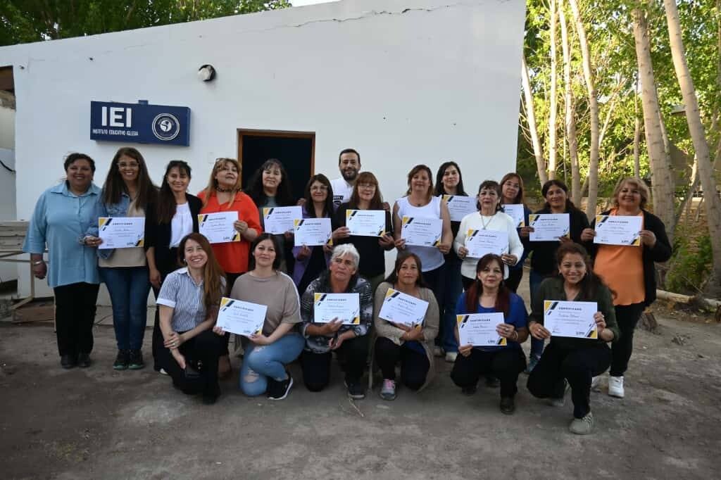 IGLESIA: Se entregaron los certificados del Curso de Inglés Gastronómico