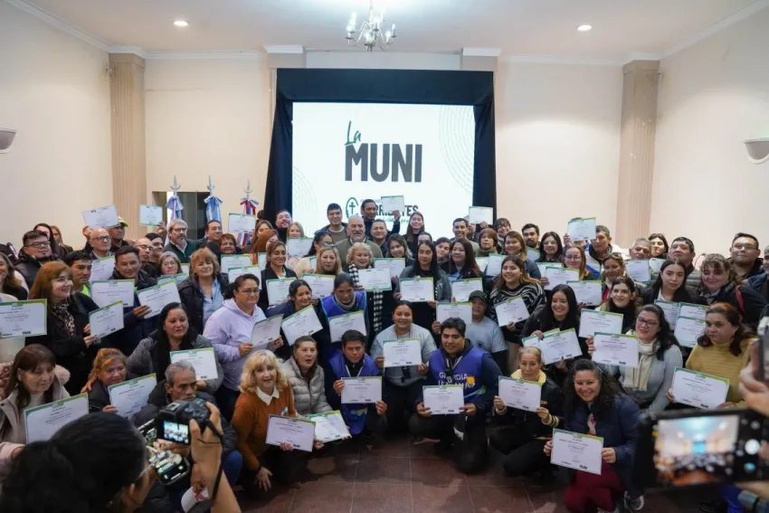CERTIFICADOS.webp Más de 400 trabajadores se capacitaron para optimizar la atención en la ciudad