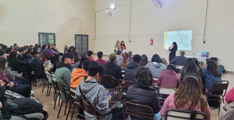 Desde la Dirección se Asociativismo, se brindó una charla sobre cooperativismo y mutualismo con el objetivo de informar sobre qué es el cooperativismo y mutualismo y cómo gestionarlo.
