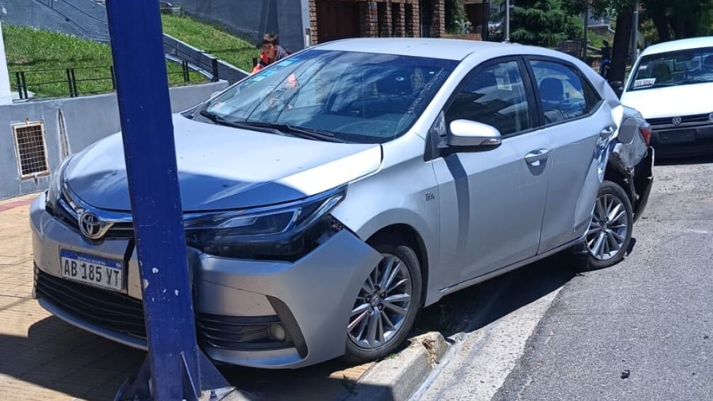 Accidente en Roca y Avellaneda: una mujer fue trasladada al hospital