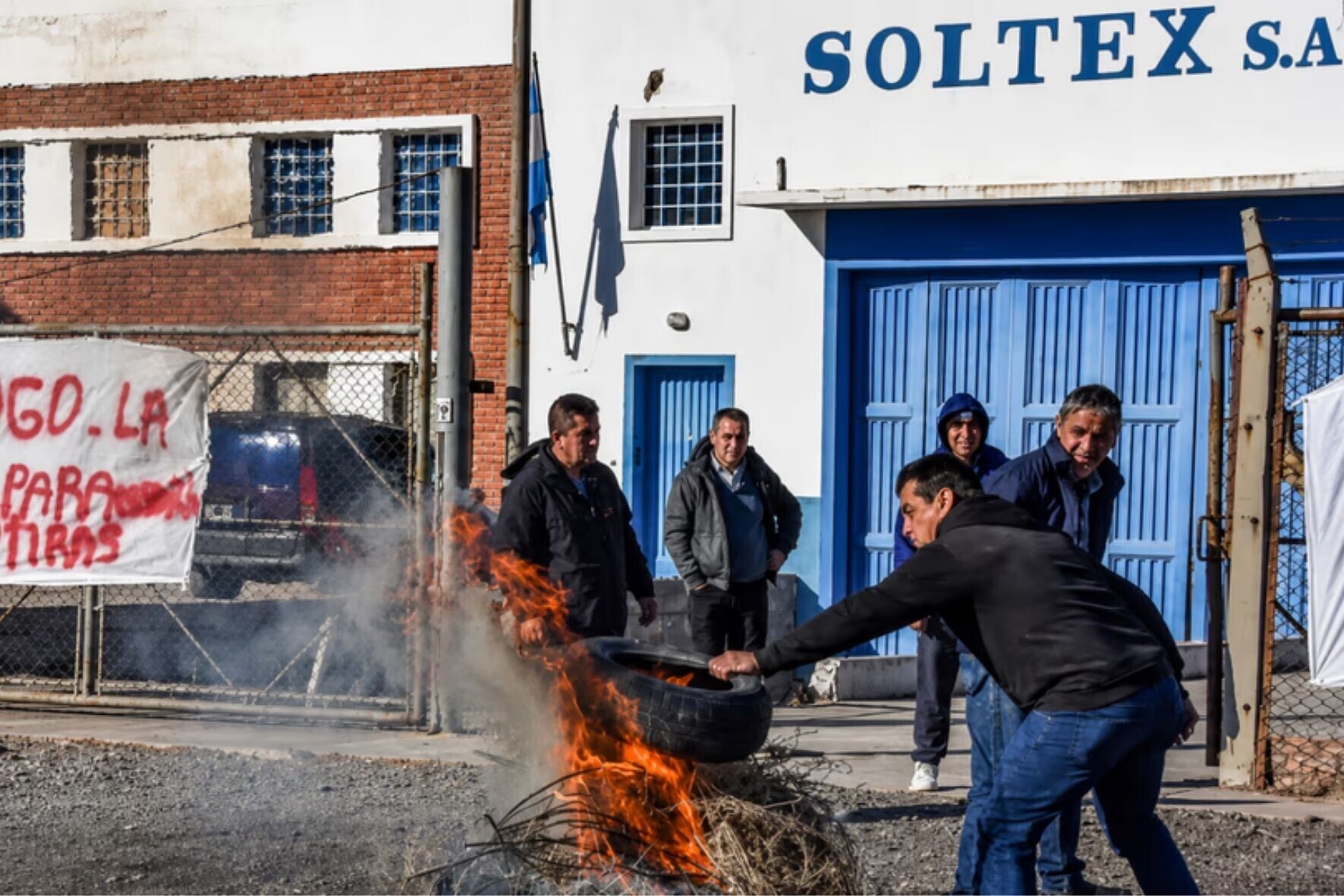Chubut: Más de 300 días sin cobrar, cubiertas quemadas y un reclamo desesperado: “Que nos den la fábrica”