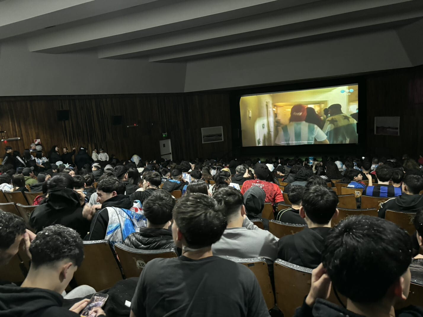CINE TEATRO.jpeg La Selección Argentina volvió a reunir a vecinos en el Cine Teatro de Rawson para vivir el Mundial.