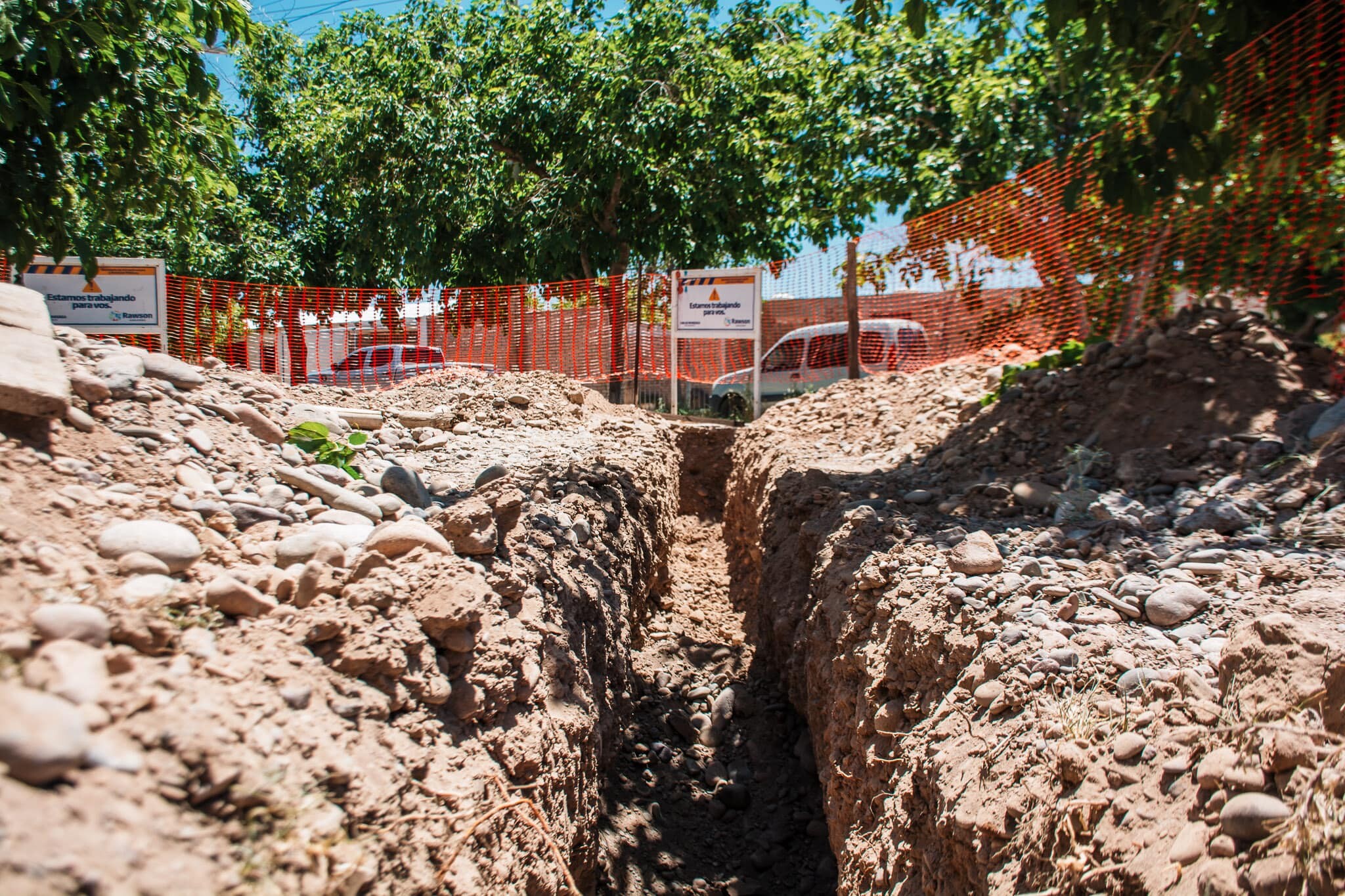 El municipio de Rawson continúan trabajando en distintos sector del departamento con obras se saneamiento.
