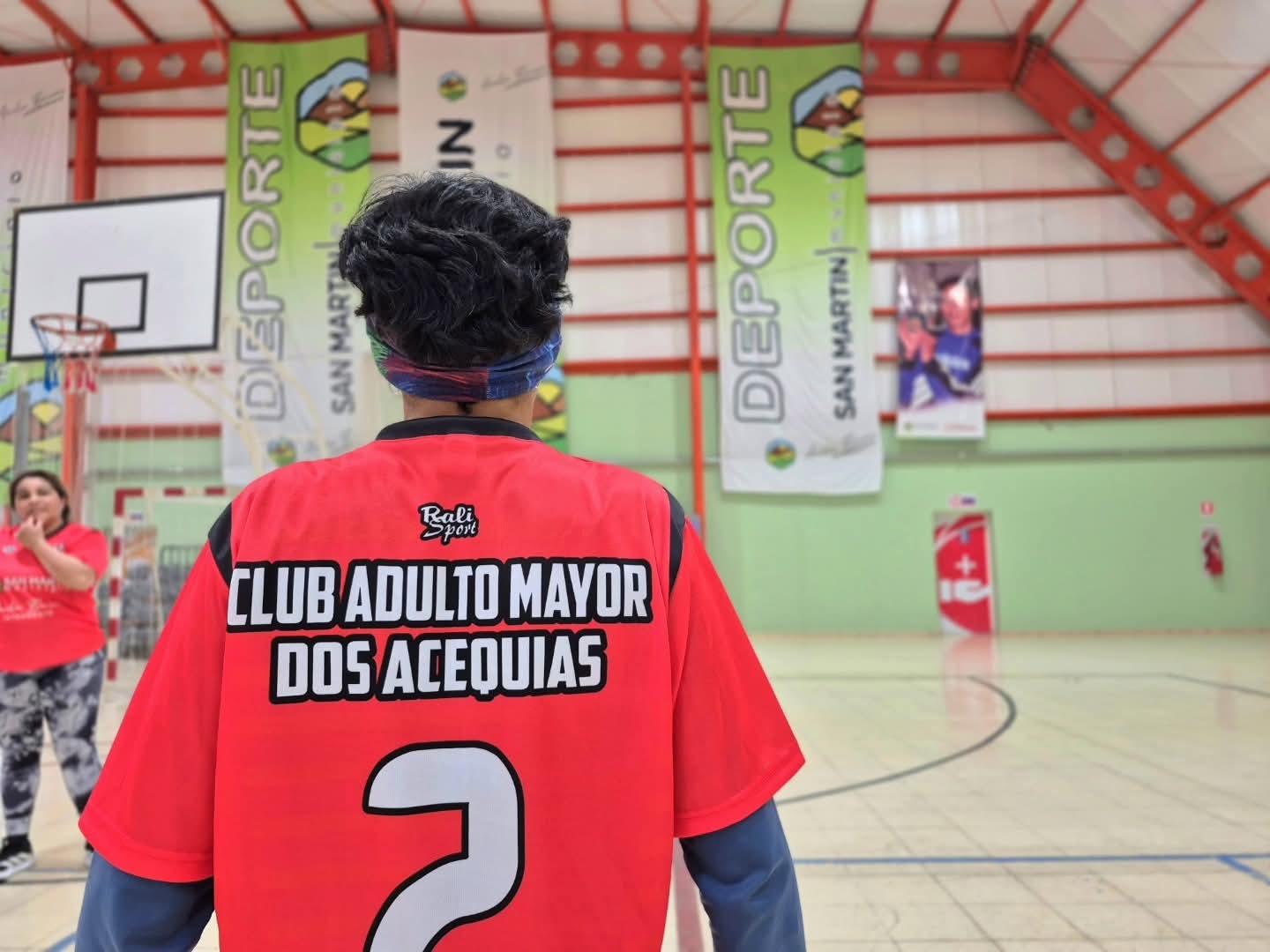 SAN MARTÍN: Adultos mayores de Dos Acequias recibieron camisetas para la práctica de newcom