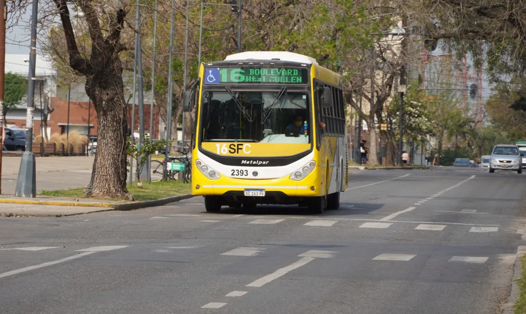 COLECTIVO-SANTA-FE-scaled-2.webp Choferes de colectivos de Santa Fe se declaran en estado de alerta y evalúan medidas sindicales