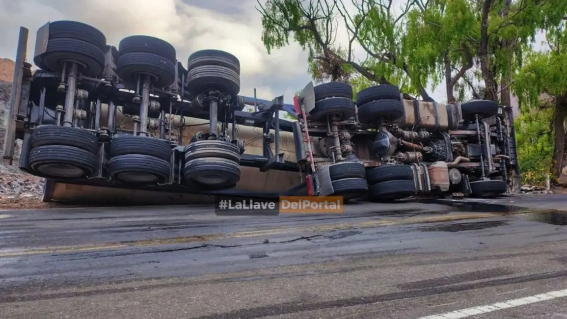Camion ok.webp Volcó un camión de combstible en la Ruta 51: el conductor fue rescatado con heridas graves