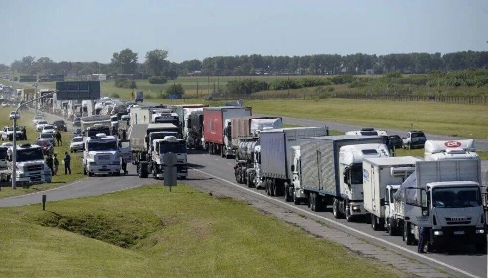 Caos logístico: 11.000 camiones por día llegan a los puertos y “los accesos son una catástrofe”